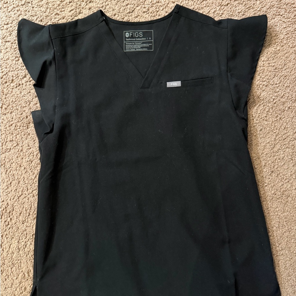 FIGS Women's Black small flutter sleeve scrub top